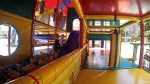 VLOG Гуляем в парке, прыгаем на батуте, едим мороженое, играем на детской площадке