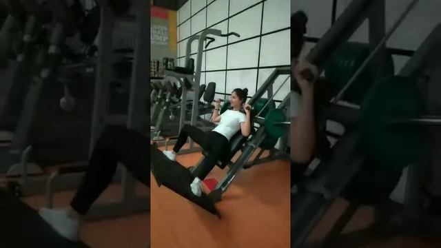 Приседания в Гаке с широкой постановкой ног