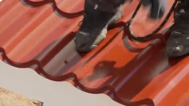 Установка металлочерепицы на двухскатную кровлю