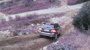 Mercedes-Benz ML 2012 (W166). Спуск с крутой рыхлой горки