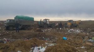 ГАЗ 66 вытягивает погрузчик вместе с Т-150