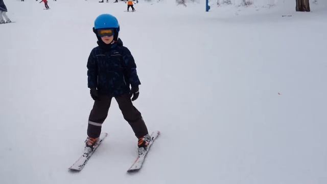 Горные лыжи. Обучение детей. Скоростной спуск плугом. (4 года)