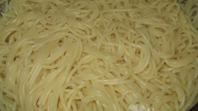 Спагетти со свиной тушенкой под сыром