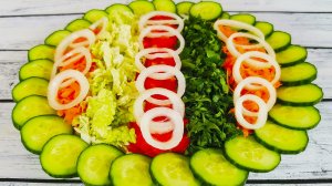 Вкусный салат с курицей и овощами на праздничный стол