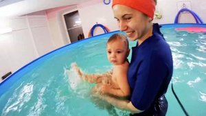Варенька Серганова 1,5 года -  тренировка по детскому плаванию