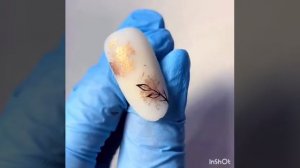 Дизайн ногтей осенний. Веточка и фольга на ногтях