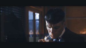 Томи Шелби курит / Острые козырьки