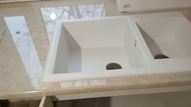 Установка кухонной мойки.