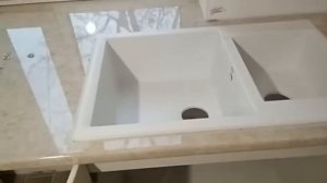Установка кухонной мойки.