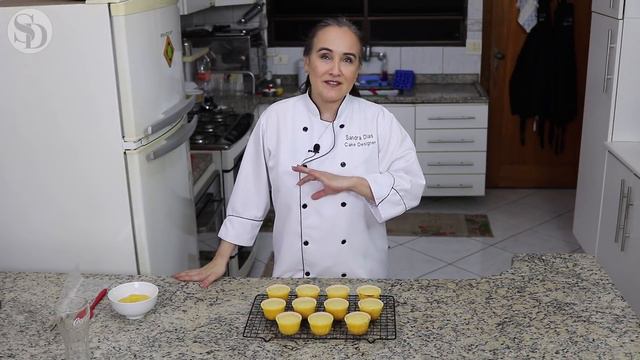 Cupcake de Limão Siciliano - Recheio de Lemon Curd - Cobertura Buttercream de Frutas Vermelhas