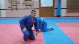 Как дзюдоисты учат детей правильно падать на спину?