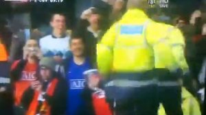 Бэкхем поймал малыша на поле