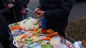 Шинковка для капусты, демонстрация ножа на рынке.