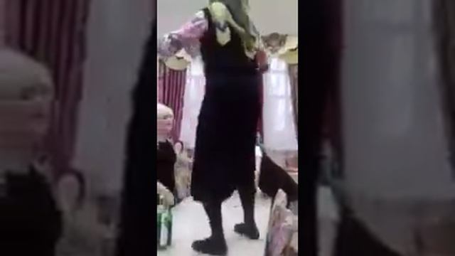 Бухая бабуля в ресторане залезла на стол танцевать