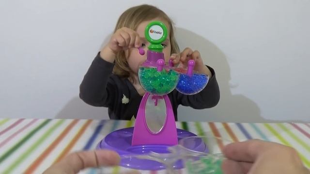 Катя делает украшения с разноцветными шариками смотреть онлайн