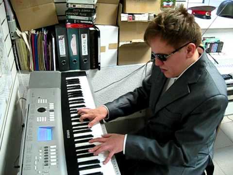 Слабовидящие екатеринбург. Слабовидящий подросток. Слабовидящие дети в школе. Библиотека для слепых и слабовидящих. Реабилитация инвалидов по зрению.