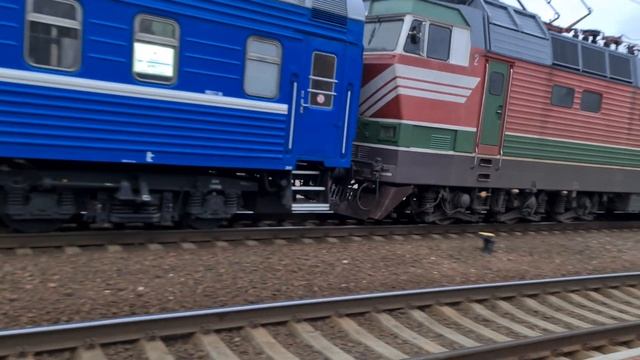 Электровоз ЧС4Т-594 с пассажирским поездом отправляется со станции Минск-Пассажирский. смотреть онлайн