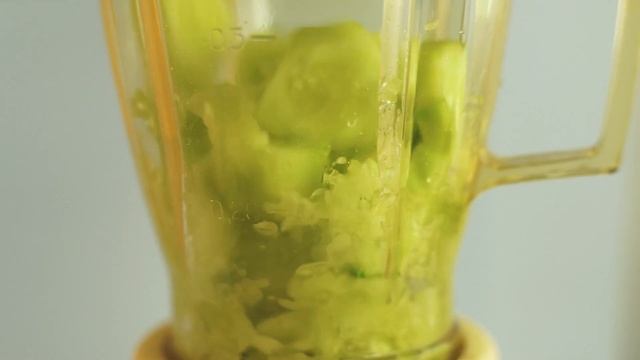 Освежающие напитки с грядки: клубничный фреш и огуречный лимонад