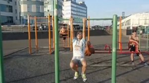 Девочка подтягивается 26 раз в 10 лет