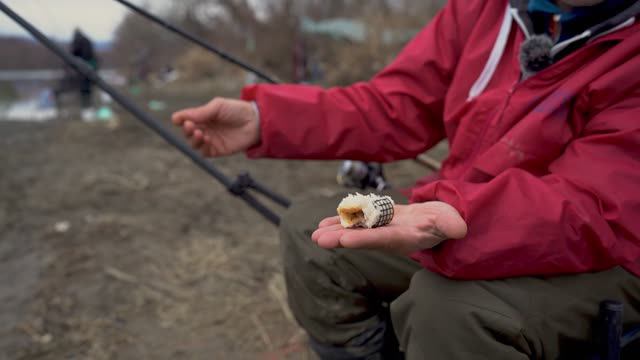 126 Корица леба у хранилицу - Јужна Морава код Мрамора