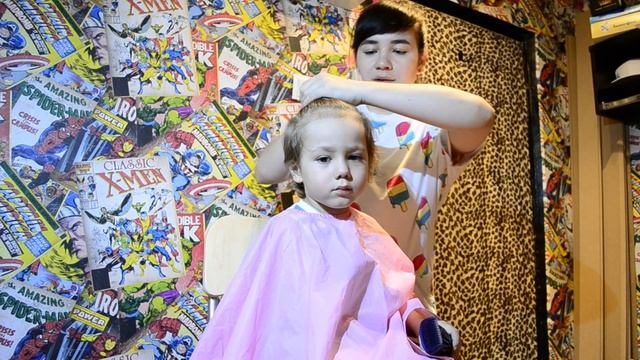 Как постричь ребенка без слез. Детская стрижка Undercut дома. смотреть онлайн