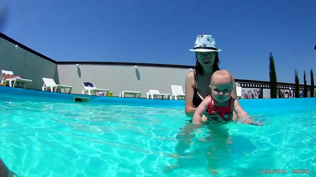 Плаваем в бассейне смотреть онлайн