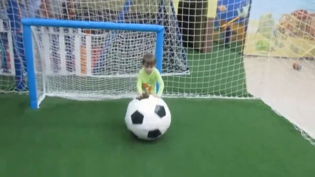 Огромный футбольный мяч интересная игра для мальчиков смотреть онлайн