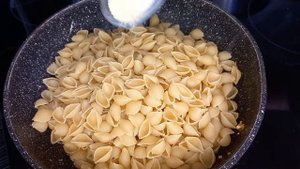 Быстрый ужин без заморочек  Макароны в майонезном соусе на сковороде.