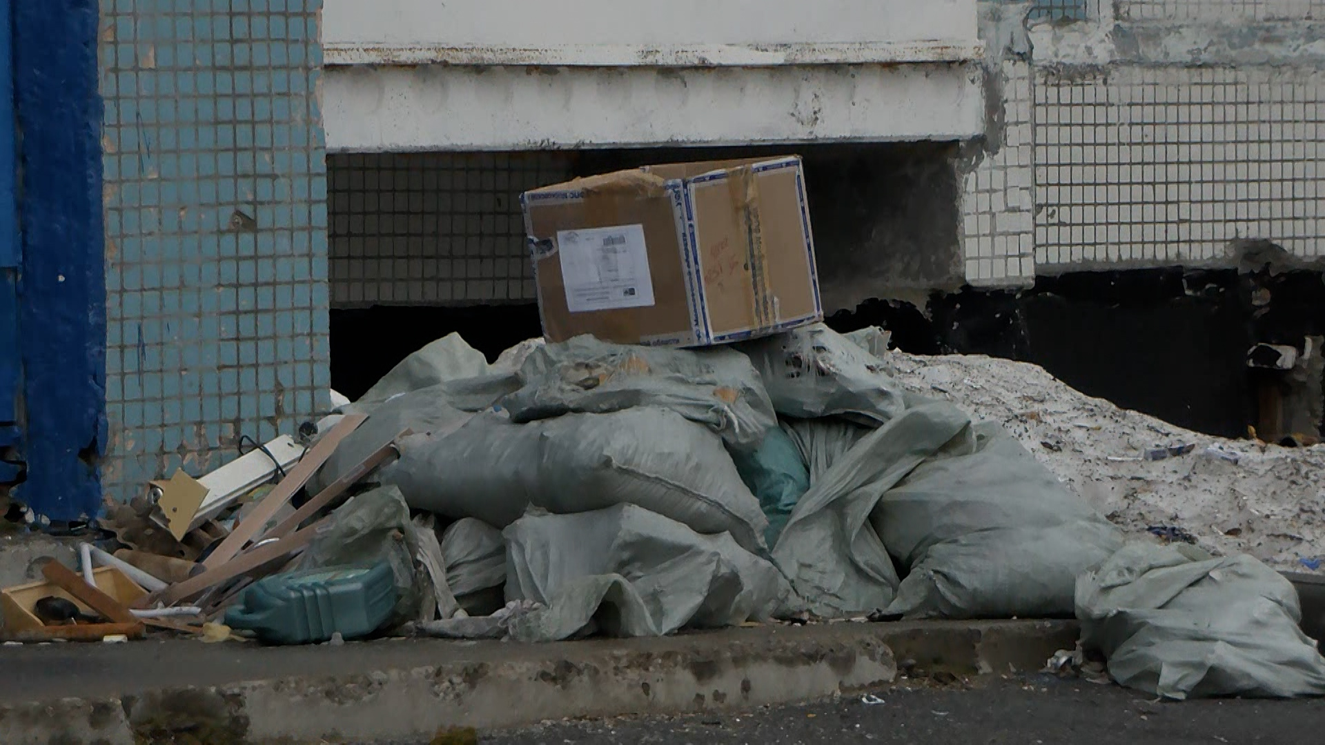 В департаменте строительства и ЖКК рассказали, кто должен вывозить строительный мусор смотреть онлайн