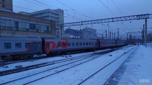 Электровоз ЭП20-063 с пассажирским поездом на Казанском вокзале