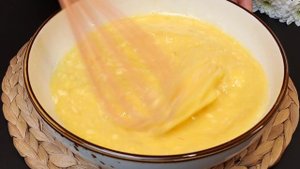 Влейте яйца в сковороду. Легкий рецепт яиц на сковороде за 5 минут. Вкусный завтрак на каждый день.