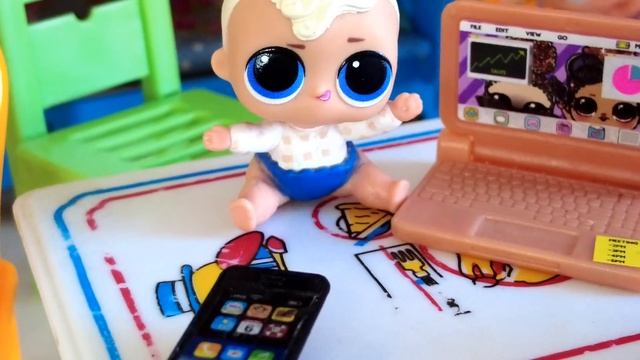 НЕ ПОСЛУШНЫЕ МАЛЫШИ ОТСТАНЬТЕ?? Куклы ЛОЛ сюрприз в детском садике! Смешные мультики ДАРИНЕЛКА
