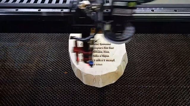 Лазерная гравировка фотографии на спиле дерева. смотреть онлайн