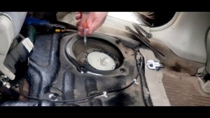 Чистим бензонасос и выравниваем уровень топлива на Infiniti FX45