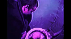 Братишка чистит говно, но мир вокруг него завокоден на мелодию miss the rage