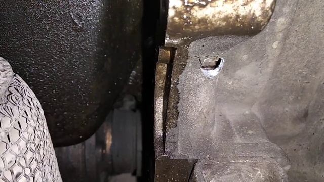 Открутить болт шкива коленвала (Шкода ФАБИА 1.4) смотреть онлайн