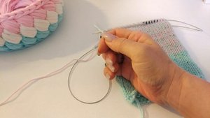 Детская муфта спицами. Как связать муфту в комплект к шапке?
