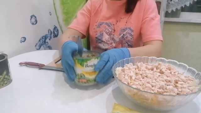 Салат с пекинкой, копчёной куриной грудкой, сыром и горошком "Леди Винтер" смотреть онлайн