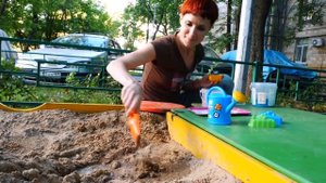 Песочница для малышей и формочки. Лепим куличики ПИРОЖНЫЕ из цветного песка с Машей Капуки Кануки