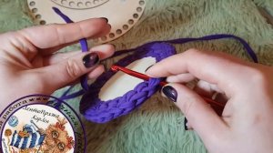 Корзинка из трикотажной пряжи узором "галочка" на деревянном донышке