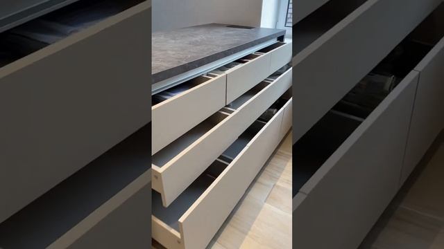 Бежевая кухня в потолок в дом | кухни с островом ￼| кухни в пластике смотреть онлайн