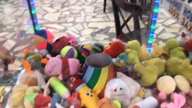 Играем в автомат с игрушками, клешня !!! Играем до последнего!!! Трёшь