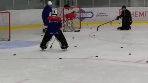 Тренировка вратарей в хоккее.