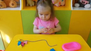 Развитие мелкой моторики.Шнуровка-бусы! #BerryKids