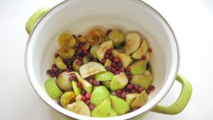 Компот из яблок, слив и брусники
