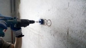 Высверливание ниш для подрозетников в бетоне