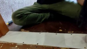стелим линолиум на крашенный деревянный пол.