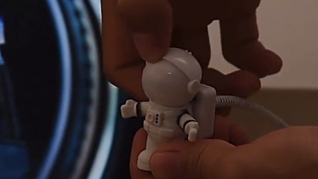 Светодиодный светильник-астронавт! смотреть онлайн