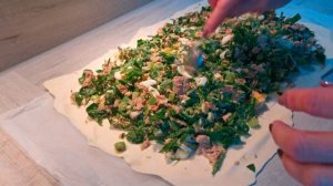 Пирог из слоеного теста со шпинатом, тунцом, яйцами и зелёным луком