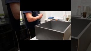 КранОвщик собирает ящики для гарнитура кухонного